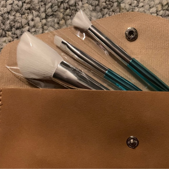 Elaina Badro 3 Piece Professional Brush Set w/ leather pouch - Picture 2 of 3